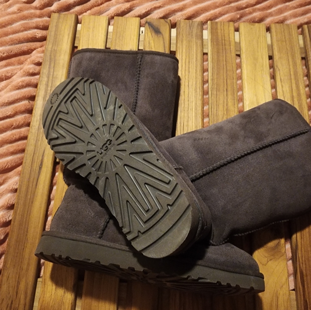 UGG - Picture 3 of 3